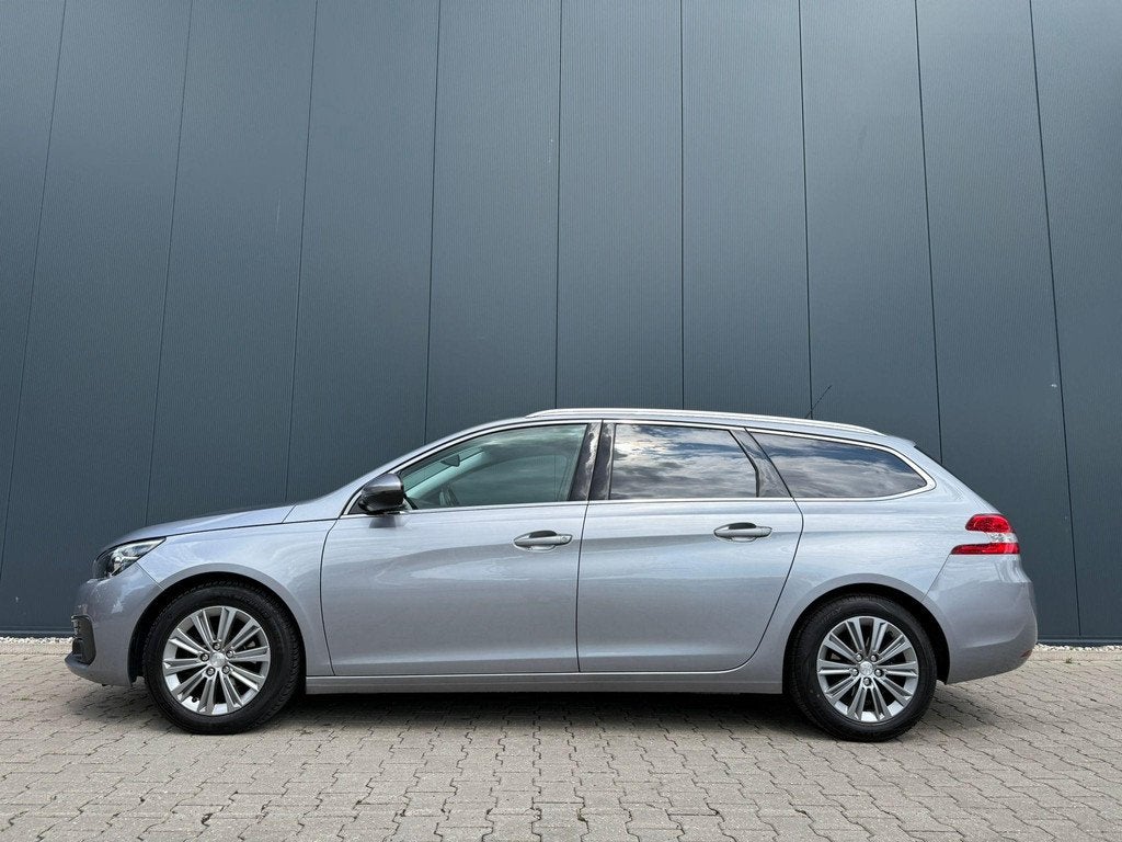 Peugeot 308 SW 1.2 PureTech Blue Lease Premium pano trekhaak, Auto's, Peugeot, Gebruikt, 1199 cc, Leder en Stof, Origineel Nederlands