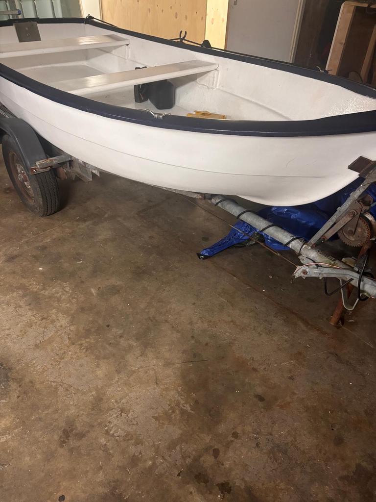 Witte Boot met buitenboordmotor en aanhanger strak in de lak, Ophalen of Verzenden, Zo goed als nieuw
