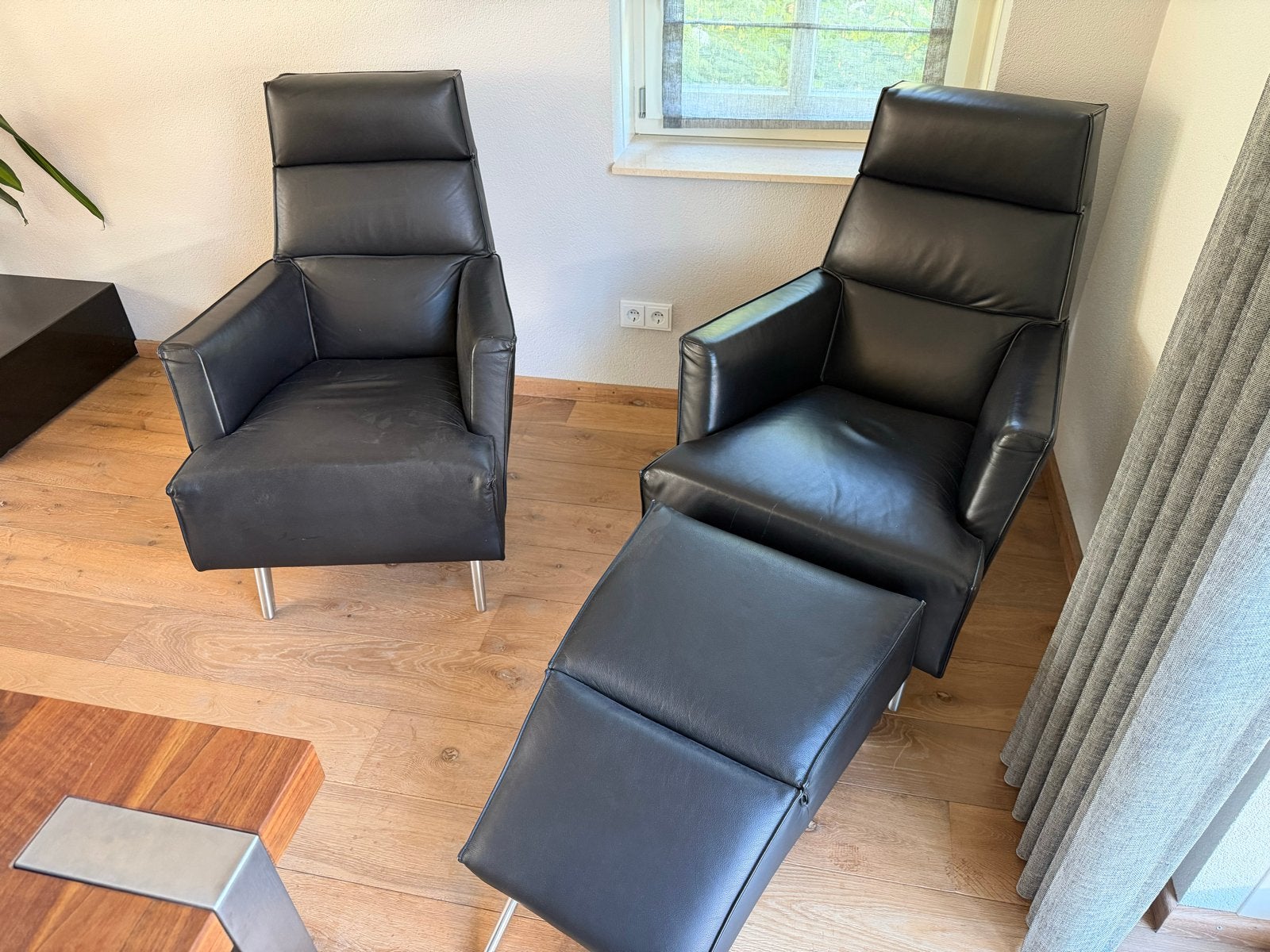 2x Zwarte Leren Fauteuils met Voetenbank - Zo goed als nieuw, Ophalen, Zo goed als nieuw, 50 tot 75 cm, Leer