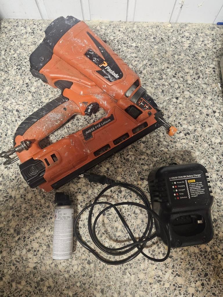 Paslode IM65A F16 Lithium tacker met lader, Verzenden, Gebruikt
