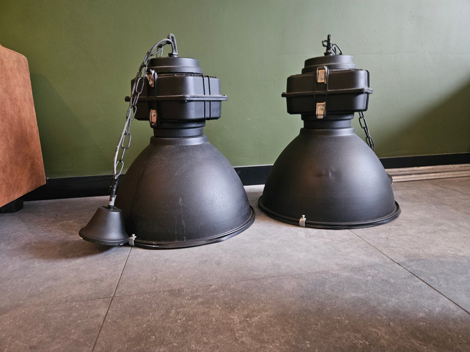 Grote Zwarte Industriële Hanglampen - Set van 2, Huis en Inrichting, Ophalen, Gebruikt, E27 (groot), Metaal