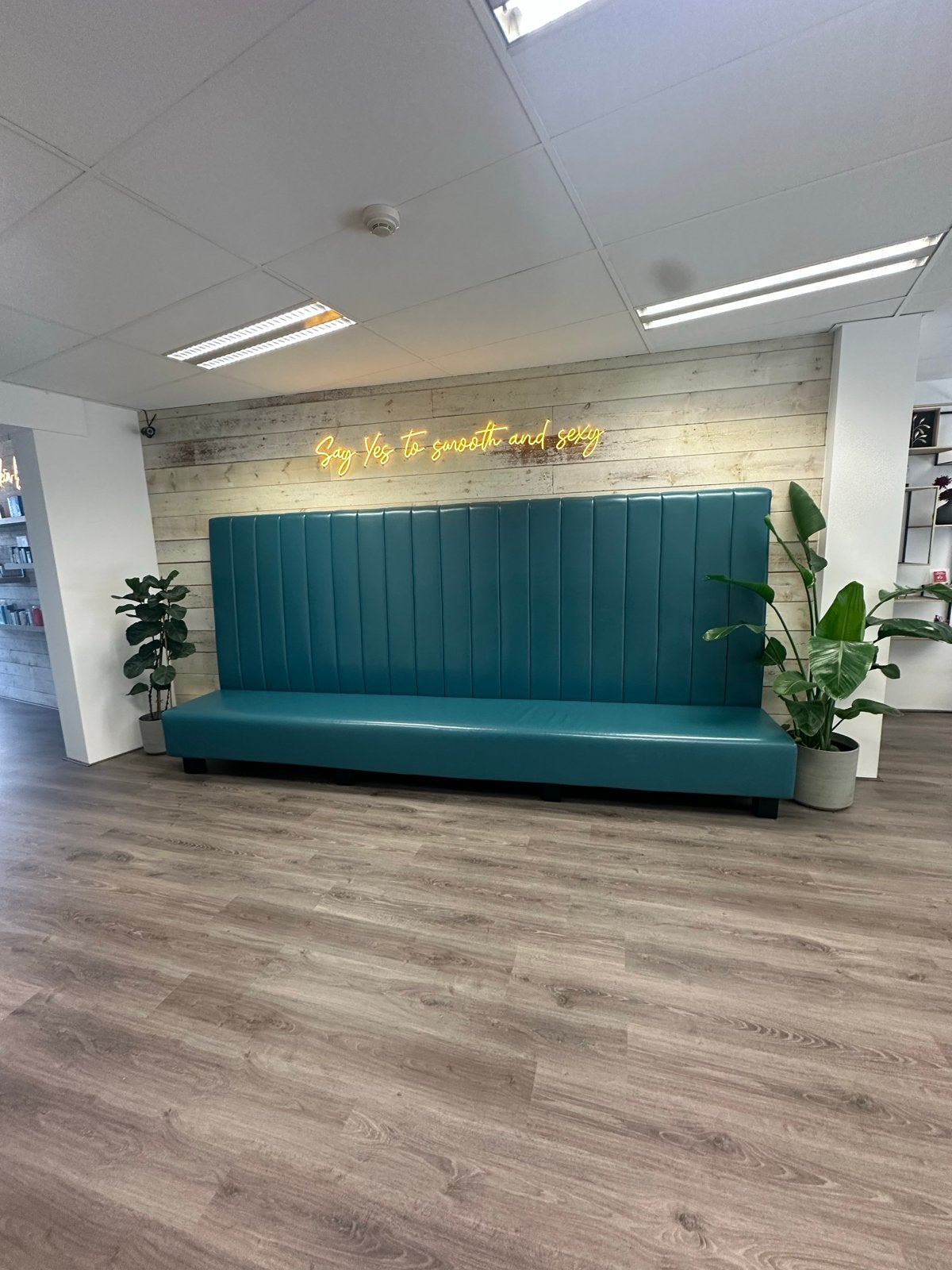 Luxe turquoise bank met hoge rugleuning, Ophalen, Kunststof, 300 cm of meer, 75 tot 100 cm