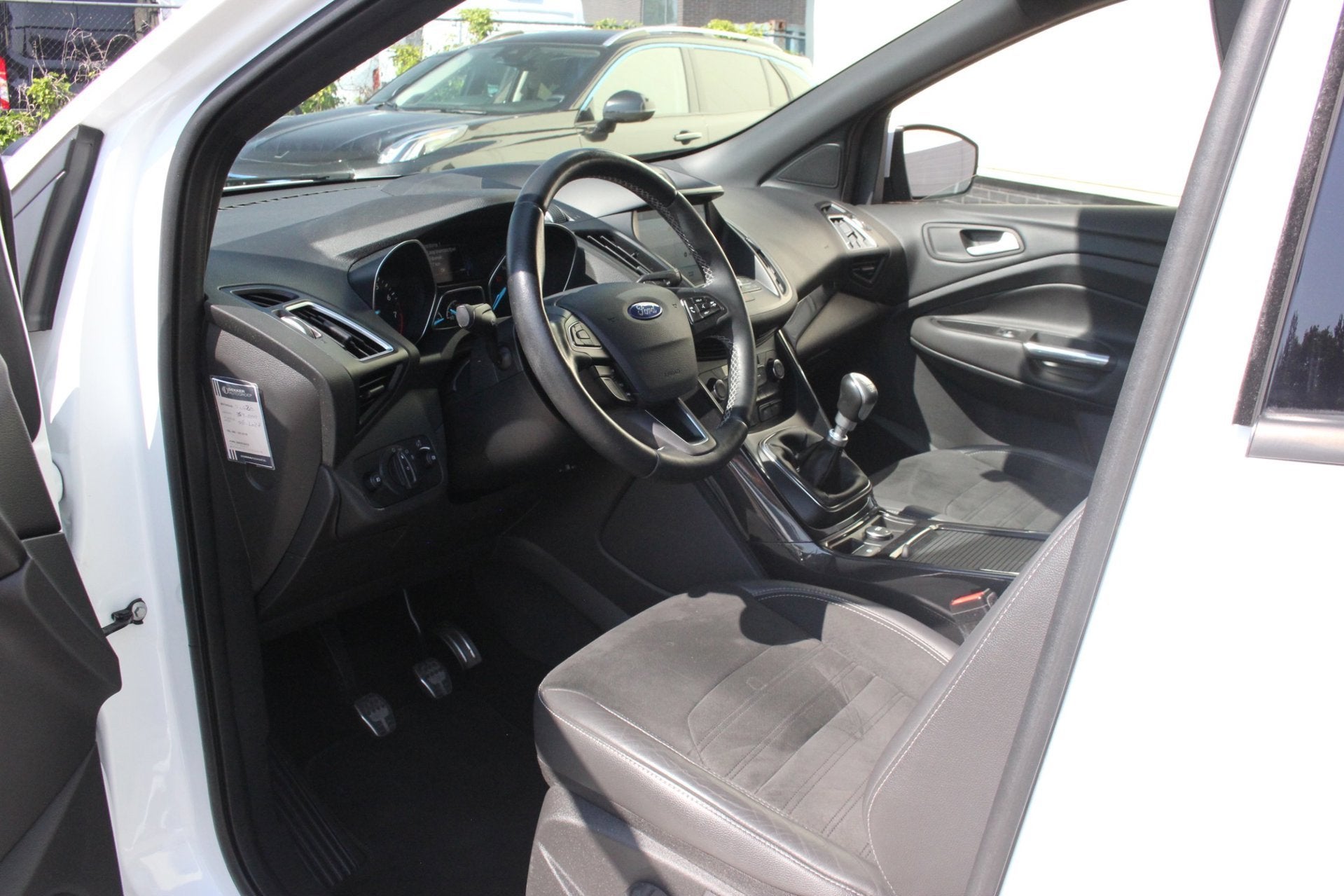 Ford Kuga 1.5 Titanium ST-Line Styling Pack | Trekhaak |, Auto's, Ford, 4 cilinders, Wit, Automatische klimaatregeling, Bedrijf
