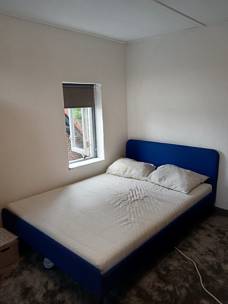 IKEA SLATTUM bed 140200 cm + memory foam matras + 2 kussens, Huis en Inrichting, Slaapkamer | Bedden, Zo goed als nieuw, Tweepersoons