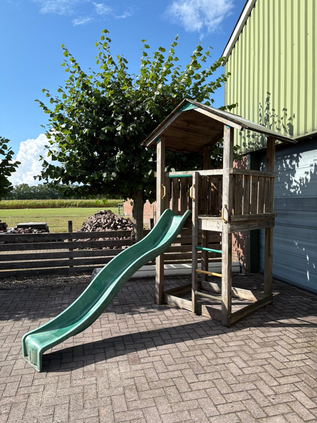 Speelhuisje met glijbaan en ruimte voor zandbak, Ophalen, Gebruikt, Hout