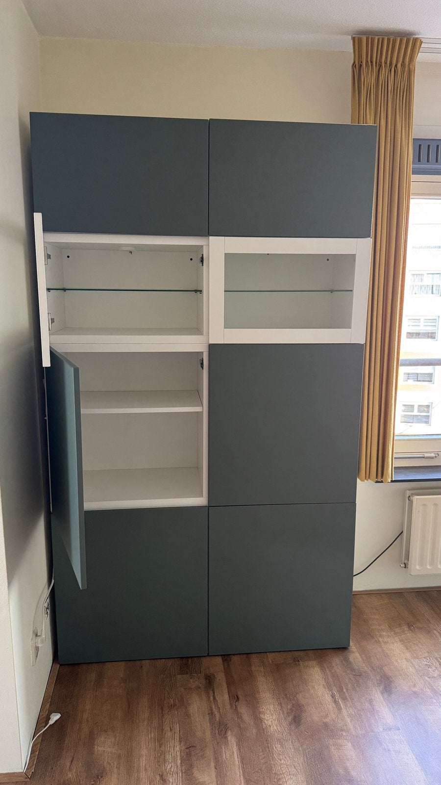 IKEA BESTÅ vitrinekast met verlichting – donkergrijs/wit, Ophalen, Zo goed als nieuw, 25 tot 50 cm, 150 tot 200 cm