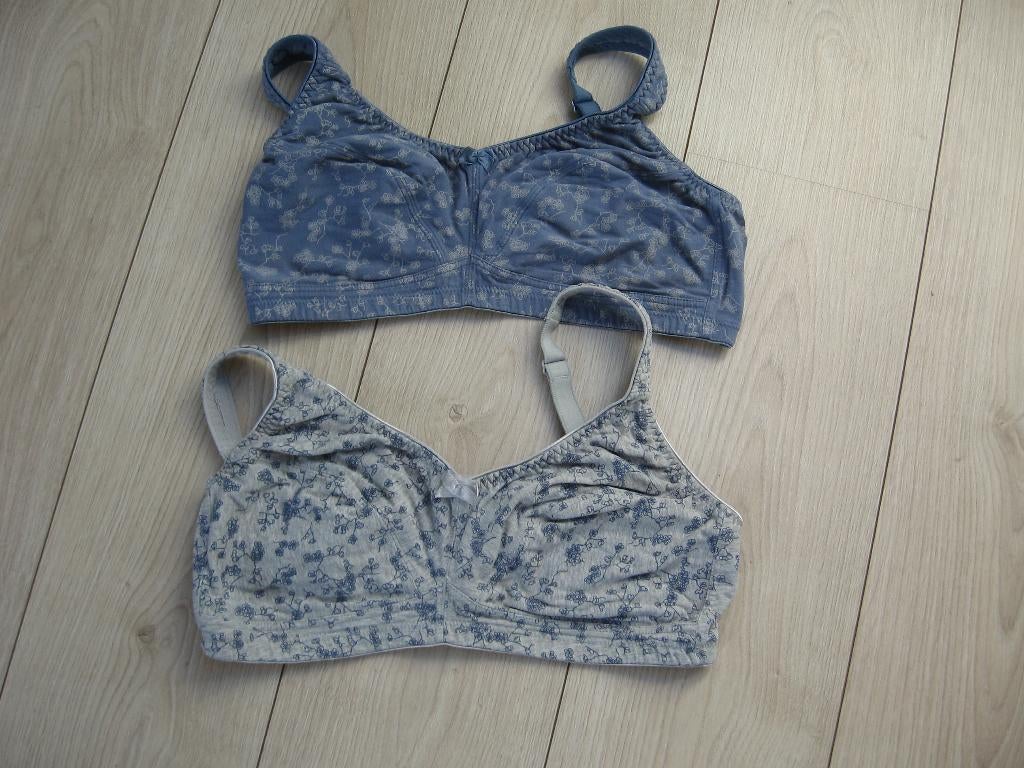 2 stuks zgan bloemetjes bh s BPC 90 D 3 Haakjes  €25,00., Ophalen of Verzenden, BH