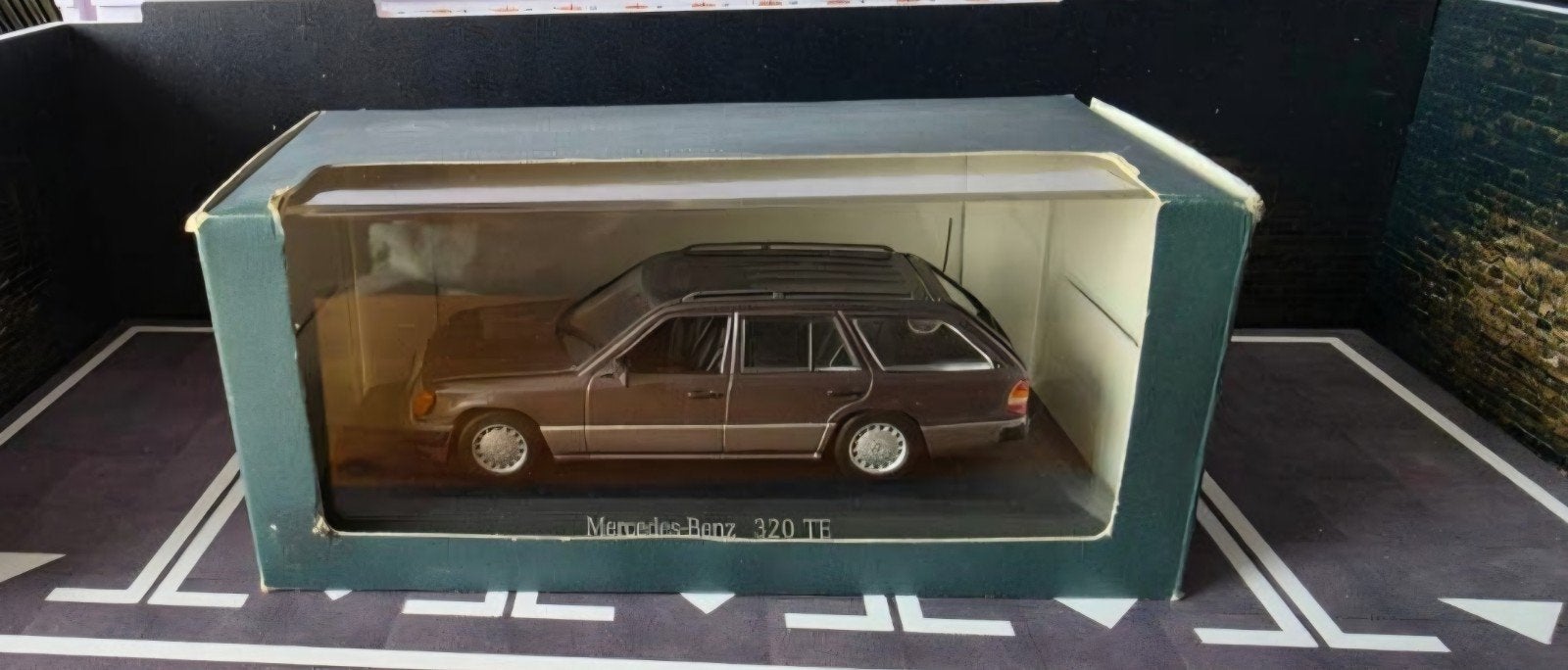 Speciaal metalen modelauto 1:43 met openende achterklep, Ophalen, Zo goed als nieuw, Auto, Overige merken