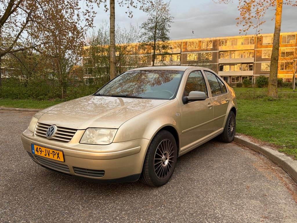 Volkswagen Bora 1.6 77KW 2002 Beige, Stof, 4 cilinders, Beige, 1200 kg