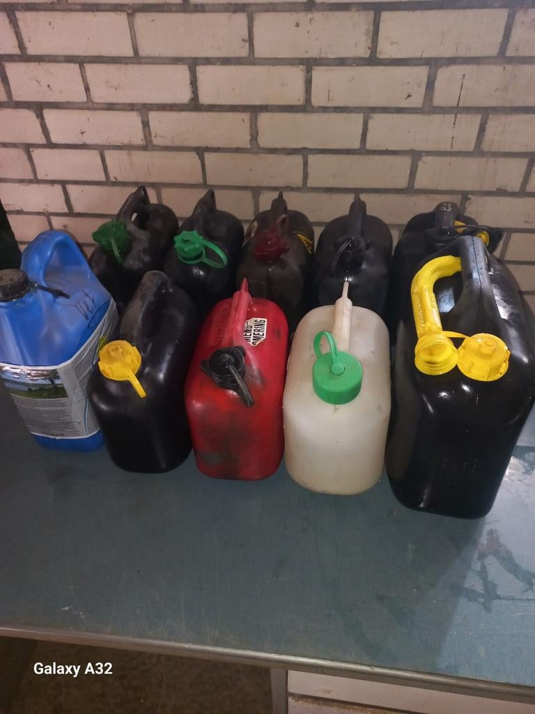12 Jerry cans voor benzine en diesel., Ophalen of Verzenden, Gebruikt