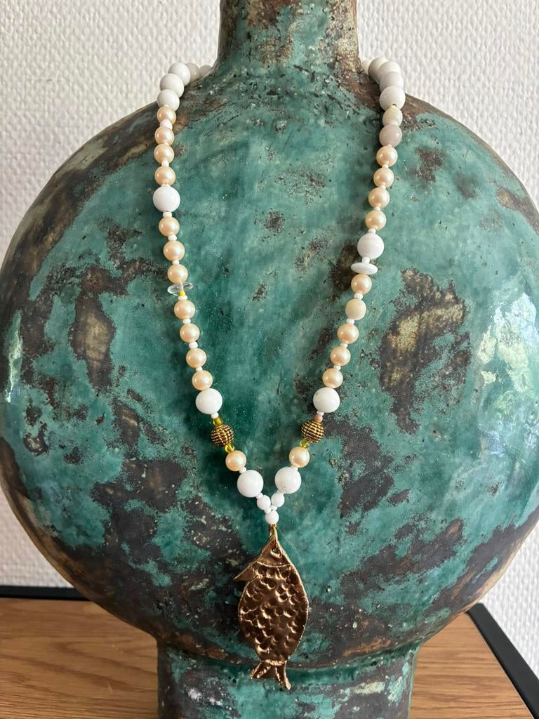 EM HISTORY BEADS ketting met gouden hanger en vintage parels, Wit, Nieuw, Ophalen of Verzenden, Overige materialen