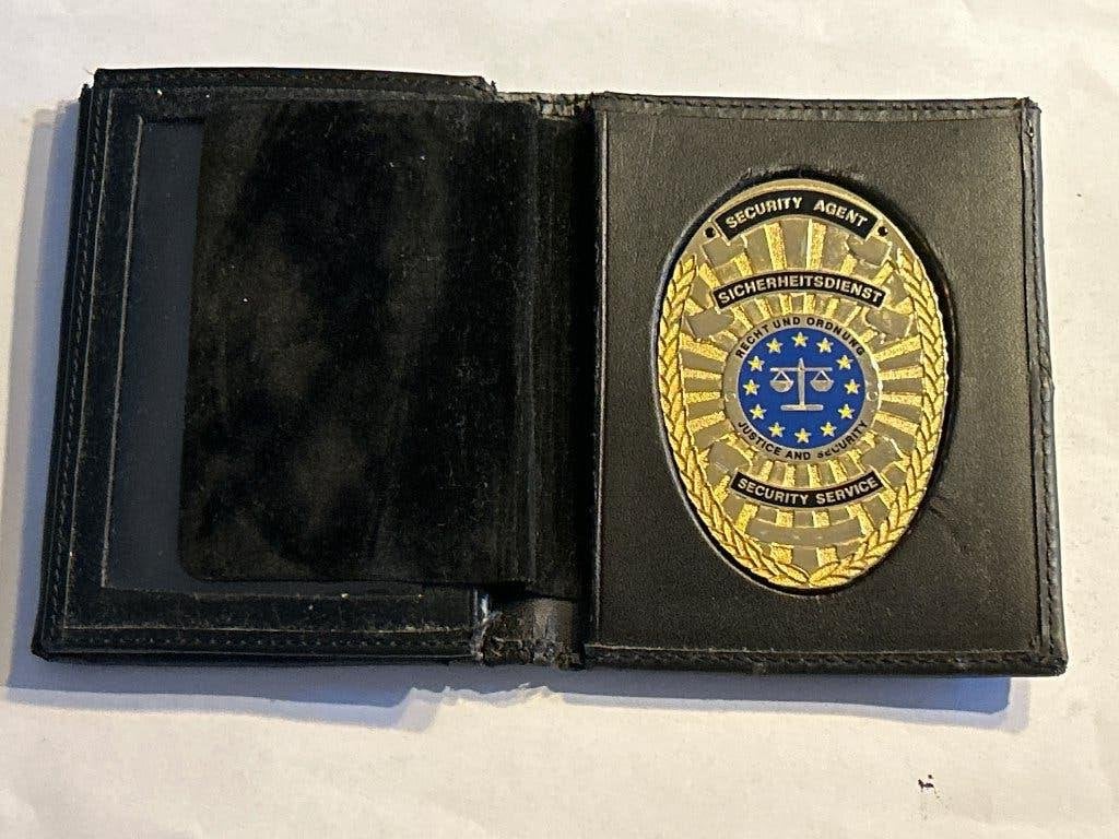Security Badge met Justitie Weegschaal in Luxe ID-Etui, Verzamelen, Verzenden, Landmacht, Overige gebieden, Embleem of Badge