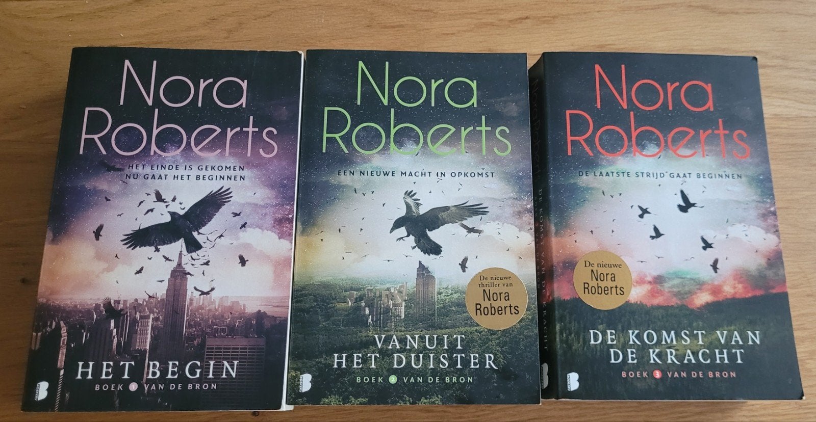 Nora Roberts - serie de bron Het begin, Ophalen of Verzenden, Zo goed als nieuw, Nora Roberts