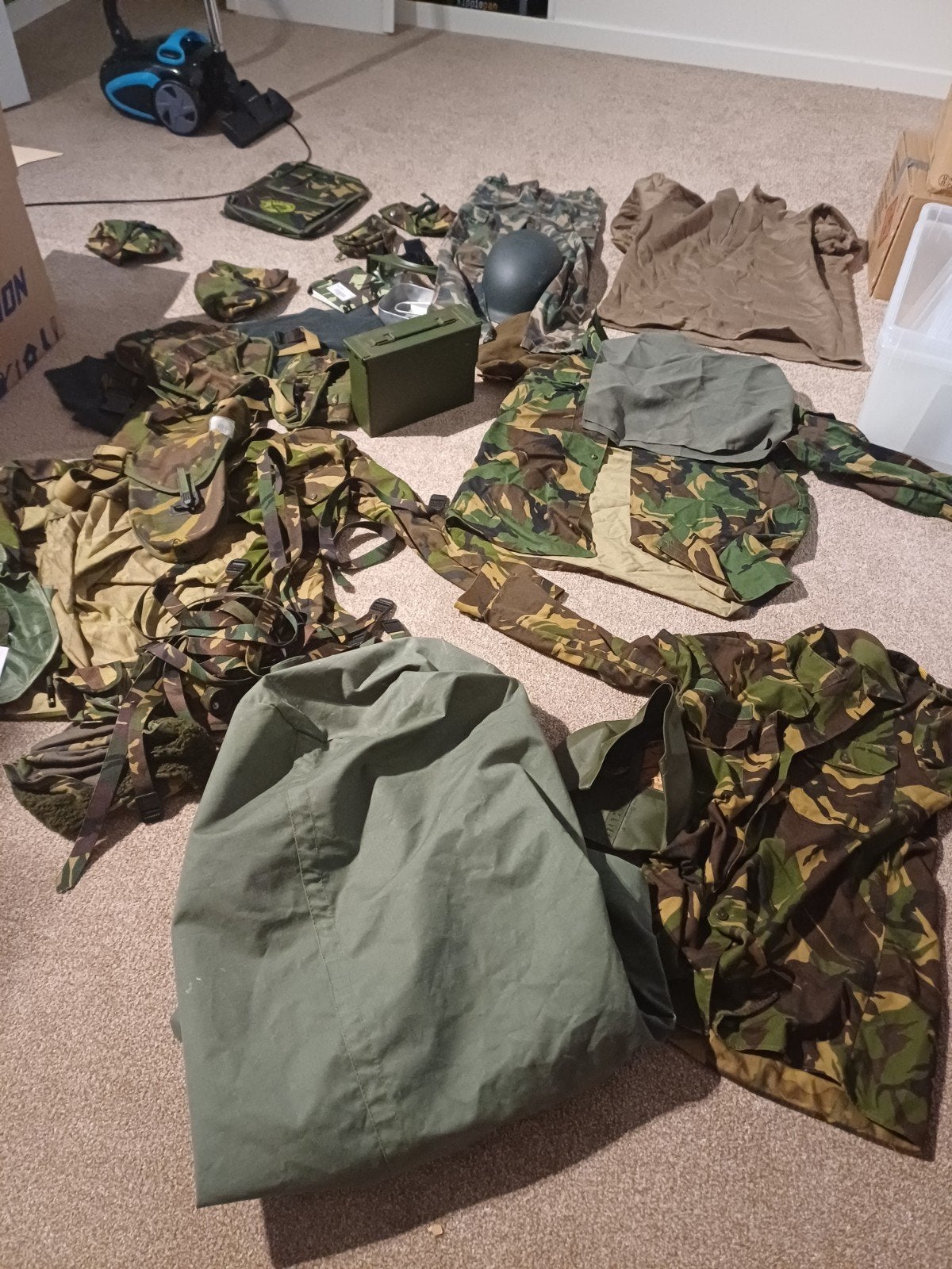 Leger kleding en inhoud legettas, Verzamelen, Militaria | Algemeen, Ophalen, Landmacht, Overige gebieden, Kleding of Schoenen