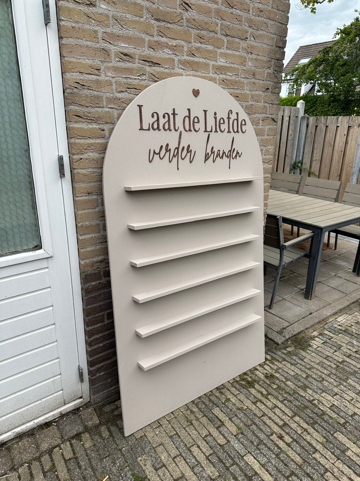 Decoratieve Boog met Planken - 'Laat de Liefde Verder Brande, Ophalen, Zo goed als nieuw