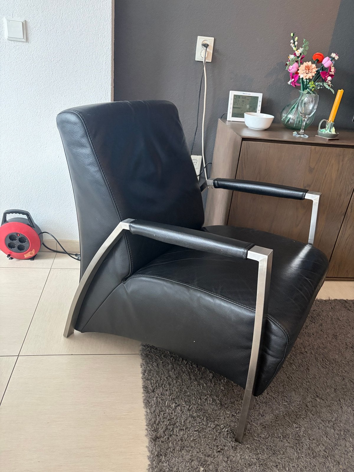 Gratis af te halen: Zwarte leren fauteuil met metalen frame, Ophalen, Gebruikt, Zwart, Leer