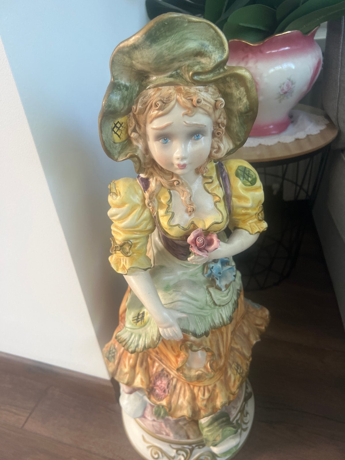 Grote vintage porseleinen beeld van een dame met bloemen, Ophalen
