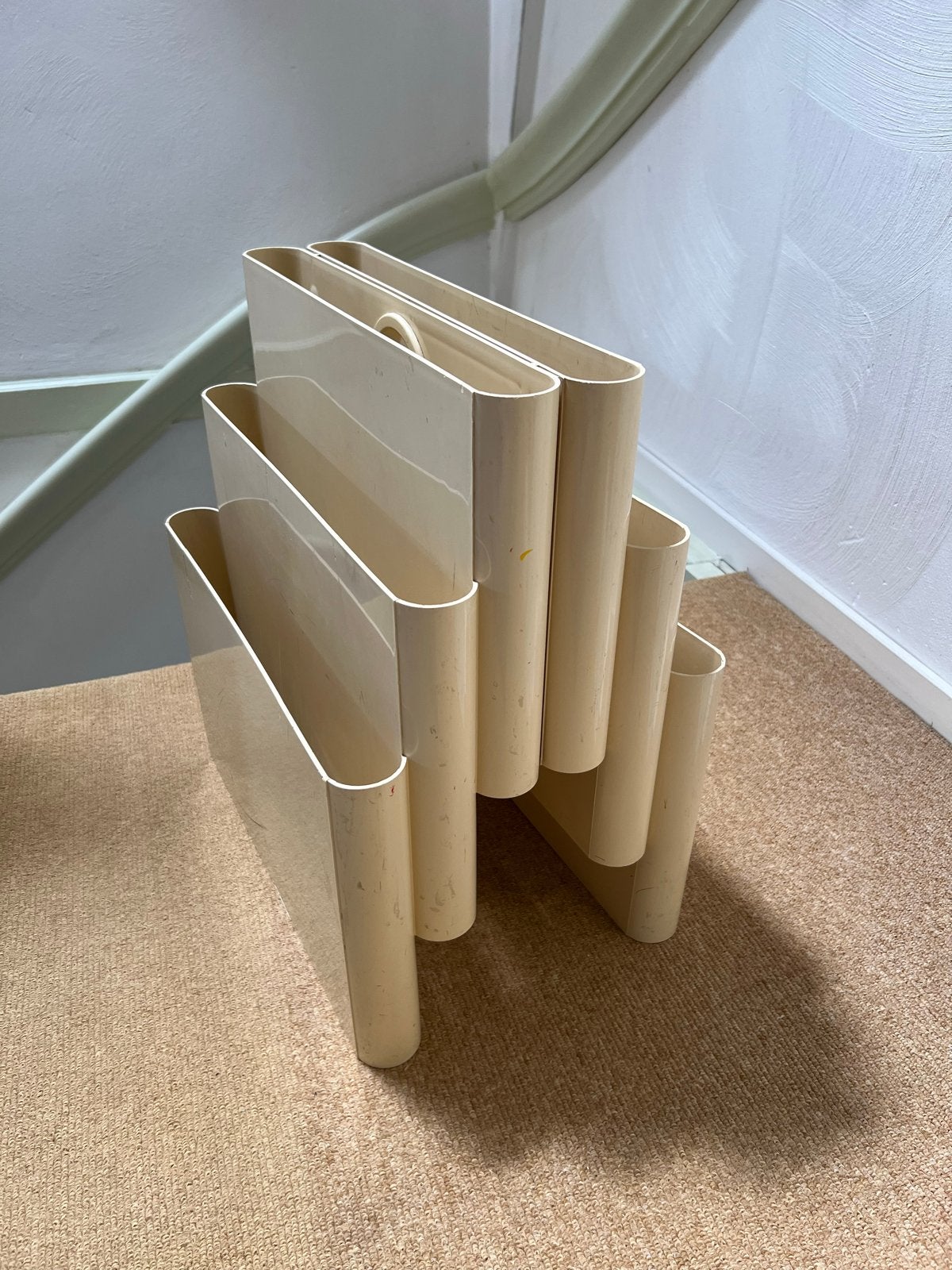 Vintage Kartell lectuurbak 4675 - Giotto Stoppino Design, Huis en Inrichting, Woonaccessoires | Krantenbakken en Lectuurbakken