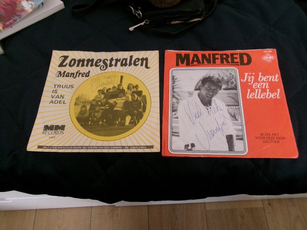 2 gesigneerde singles van MANFRED LANGER, Ophalen of Verzenden, Gebruikt, Pop
