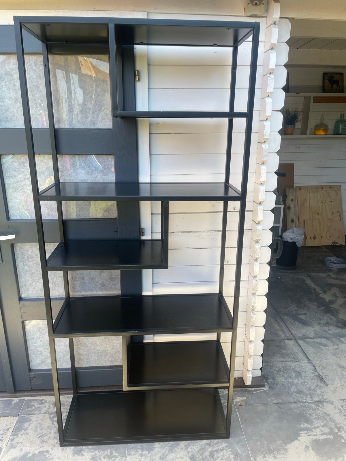 Moderne zwarte vakkenkast voor woonkamer, Ophalen, Met plank(en), Gebruikt, Industrieel.