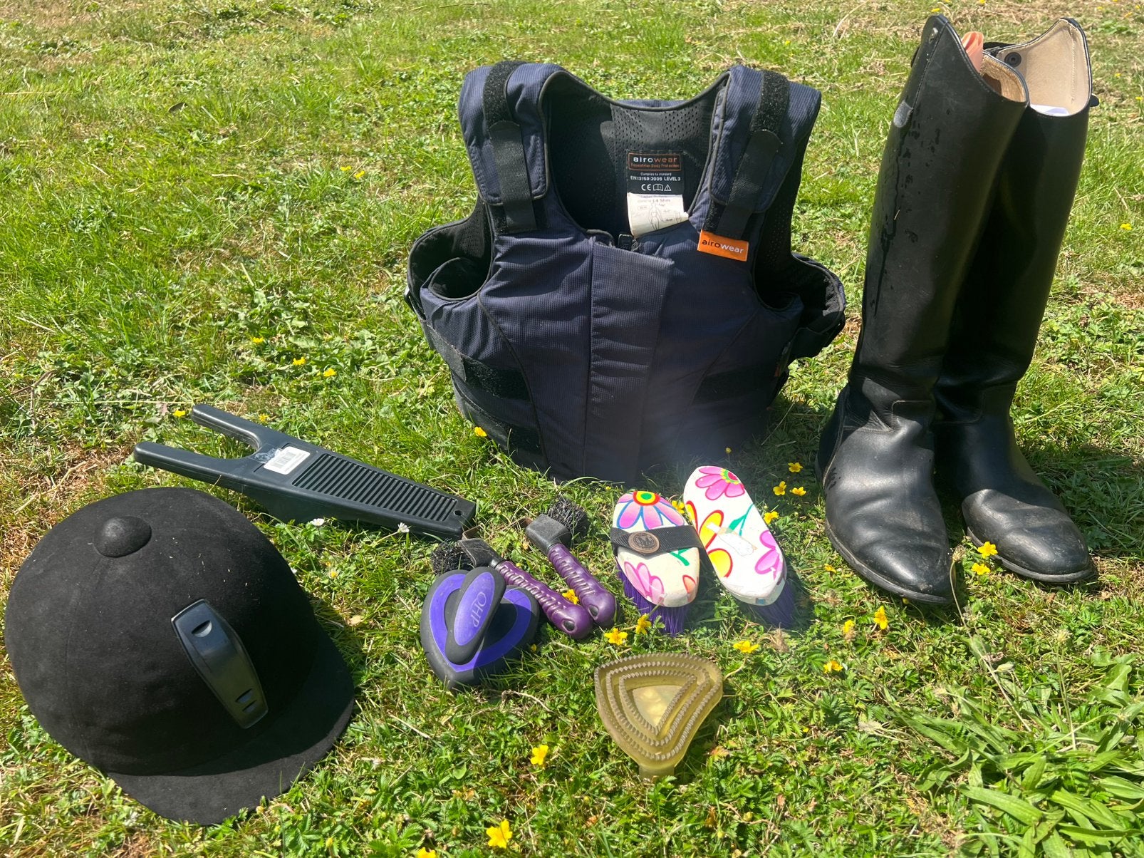 Paardrijset: bodyprotector+Petrie laarzen+helm+grooming set, Gebruikt, Overige typen, Ophalen of Verzenden, Veelzijdigheid