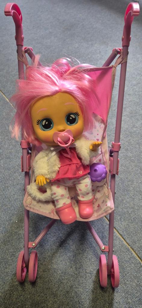 Cry Babies pop met roze haar en wandelwagen, Ophalen, Gebruikt, Babypop