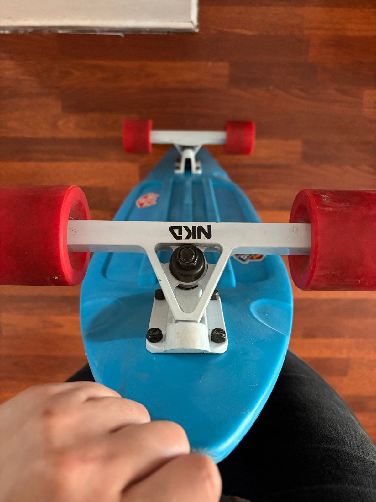 Nieuwstaat NKD Skateboard - Blauw met Rode Wielen, Sport en Fitness, Skateboarden, Ophalen, Zo goed als nieuw, Skateboard, Longboard