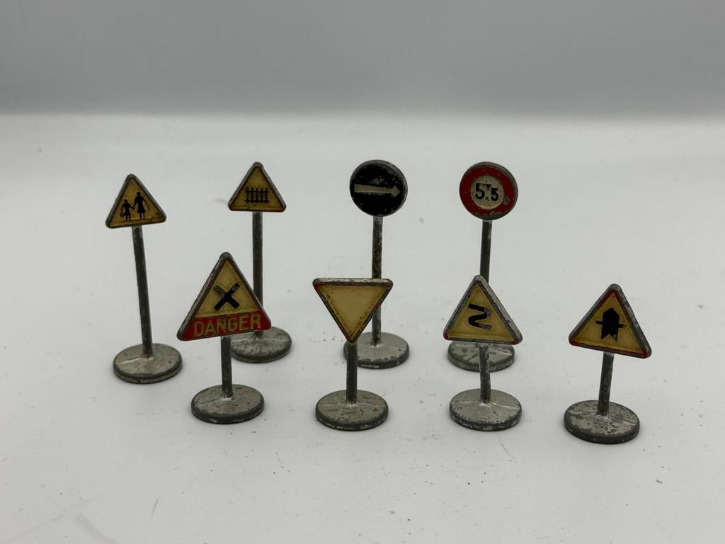 Dinky Toys verkeersborden, Hobby en Vrije tijd, Ophalen of Verzenden, Zo goed als nieuw, Auto, Dinky Toys