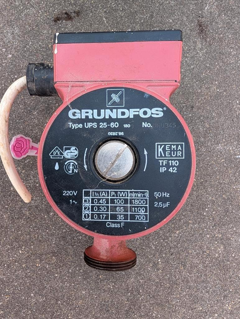 Grundfos UPS 25-60 circulatiepomp-goed werkend, Doe-het-zelf en Verbouw, Verwarming en Radiatoren, Ophalen, Gebruikt, Minder dan 30 cm