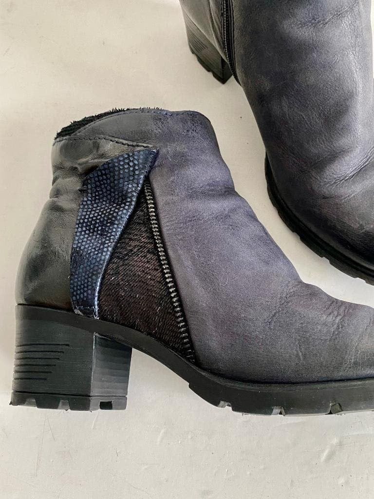 J51 Mjus maat 37 lage leren laarsjes laarzen schoenen blauw, Kleding | Dames, Schoenen, Blauw, Ophalen of Verzenden, Zo goed als nieuw