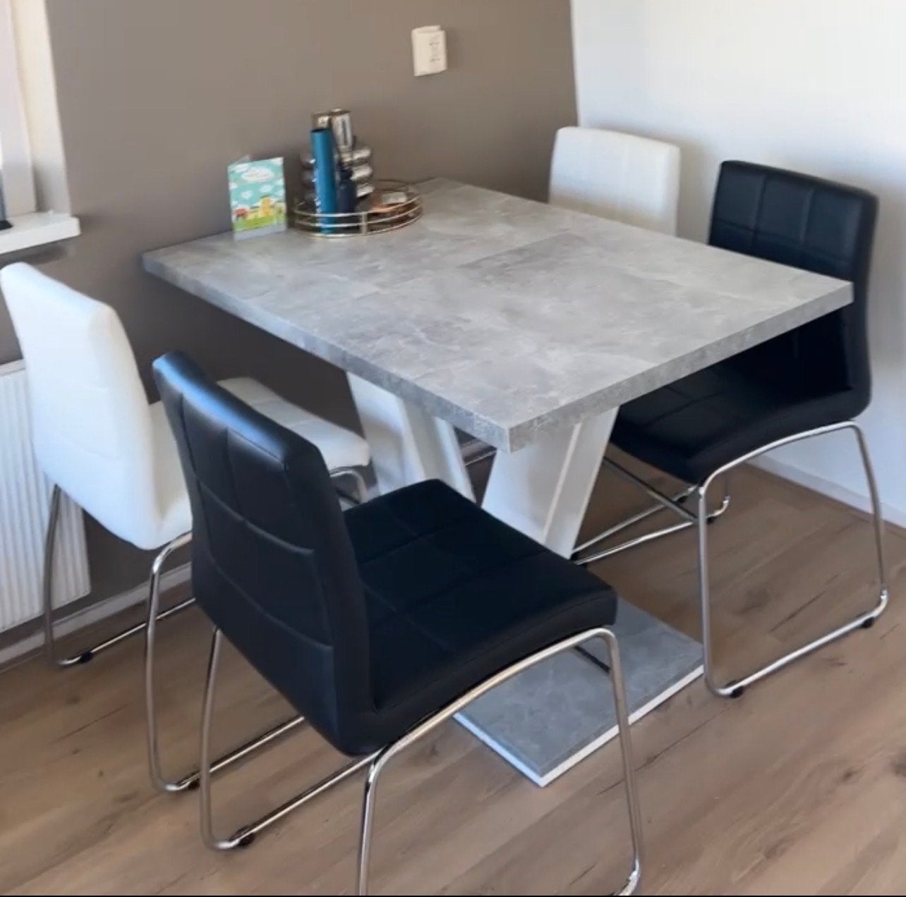 Set van 4 moderne eetkamerstoelen: 2 zwart, 2 wit, Huis en Inrichting, Stoelen, Ophalen, Gebruikt, Zwart, Vier