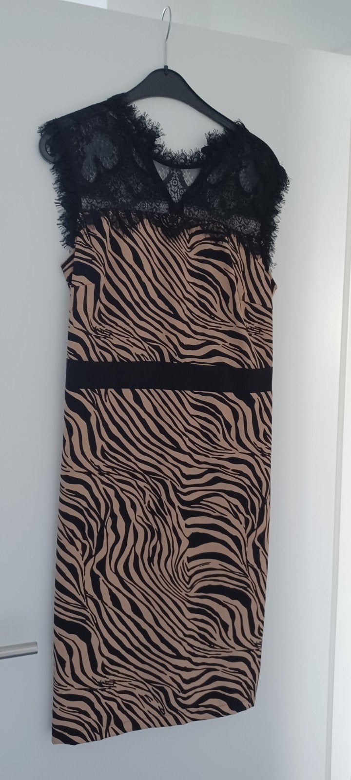 Rinascimento jurk met zebraprint en kant maat L, Zwart, Nieuw, Ophalen of Verzenden, Knielengte