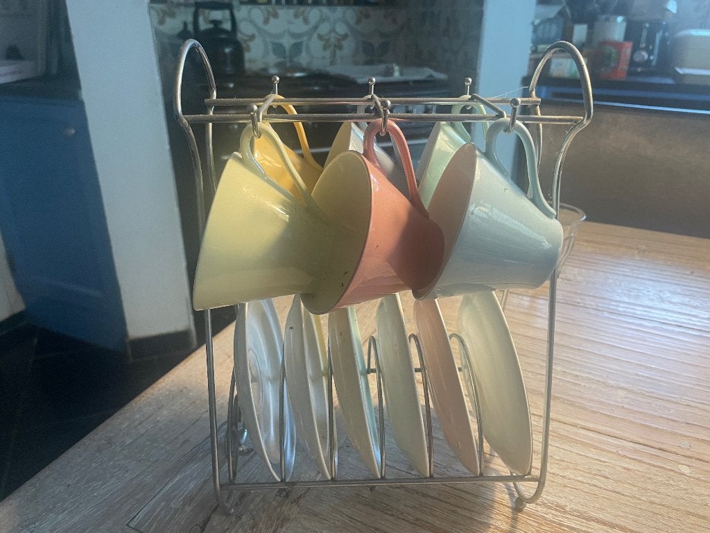 Rekje met 6 kopjes en schoteltjes in pastelkleuren, Ophalen of Verzenden
