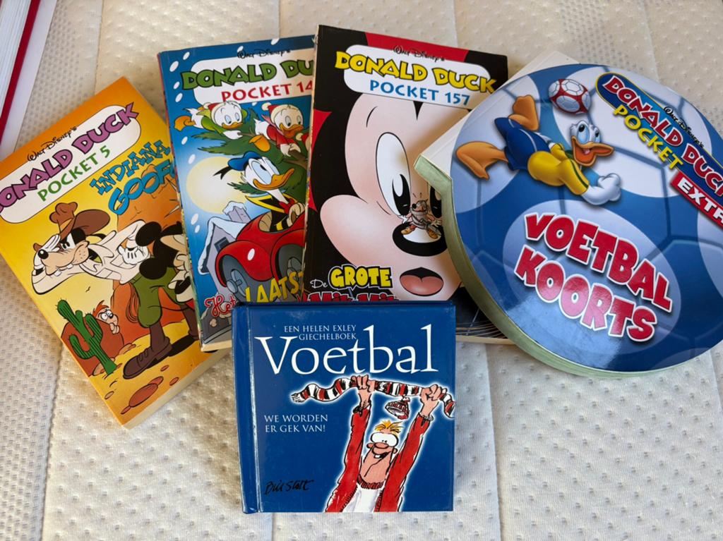 Strip pockets Disney, Donald, Mickey Mouse, voetbal boekjes, Meerdere comics, Ophalen, Zo goed als nieuw, Europa