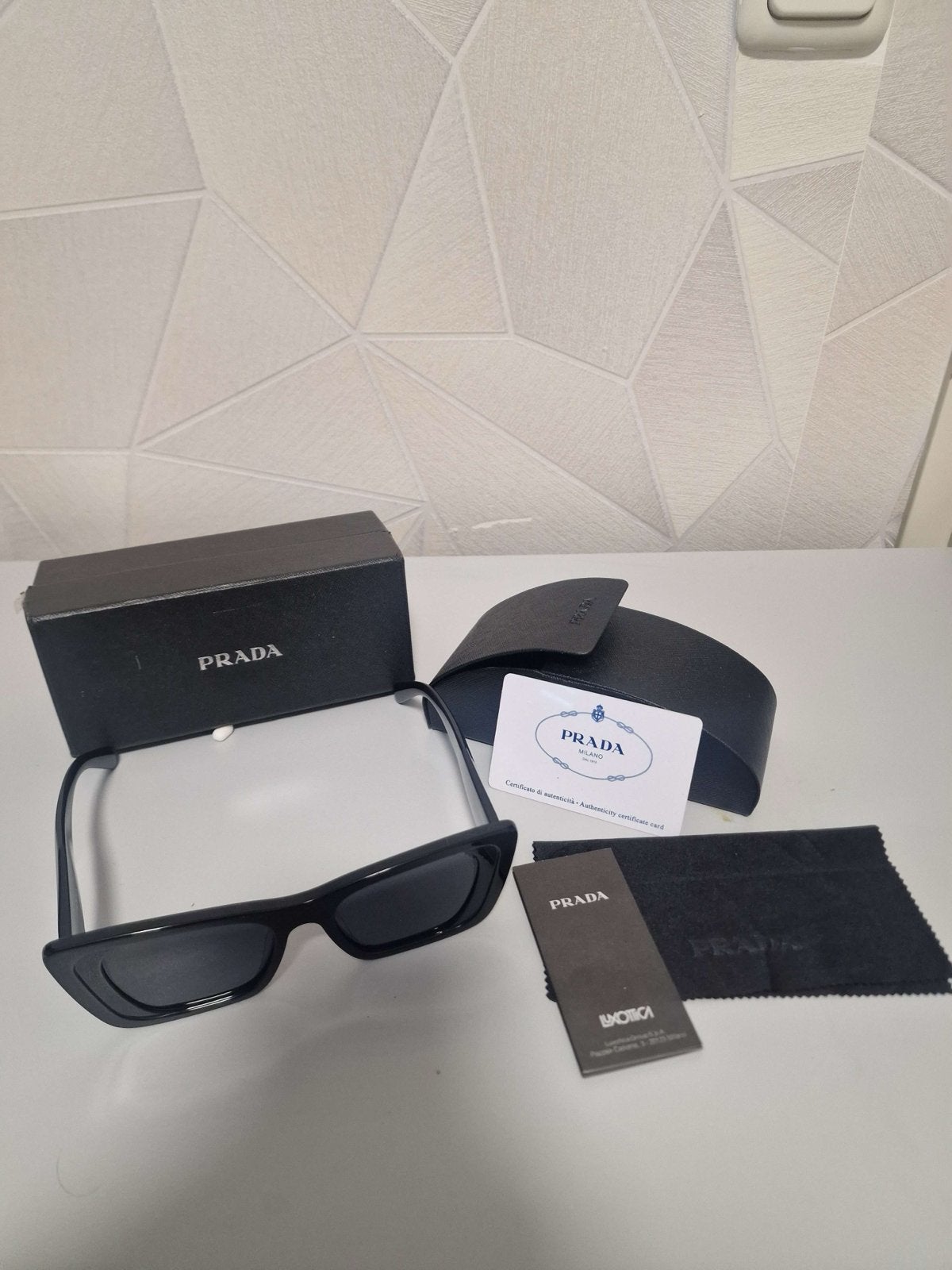 Prada Zonnebril - Zo goed als nieuw, Zonnebril, Prada, Verzenden, Zwart
