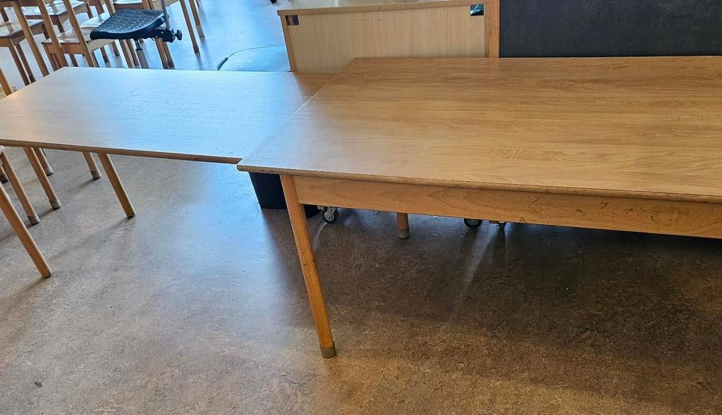 Uitschuifbare houten tafel met 5 stoeltjes - BSO gebruikt, Huis en Inrichting, Tafels | Eettafels, Ophalen, Gebruikt, Vijf personen of meer