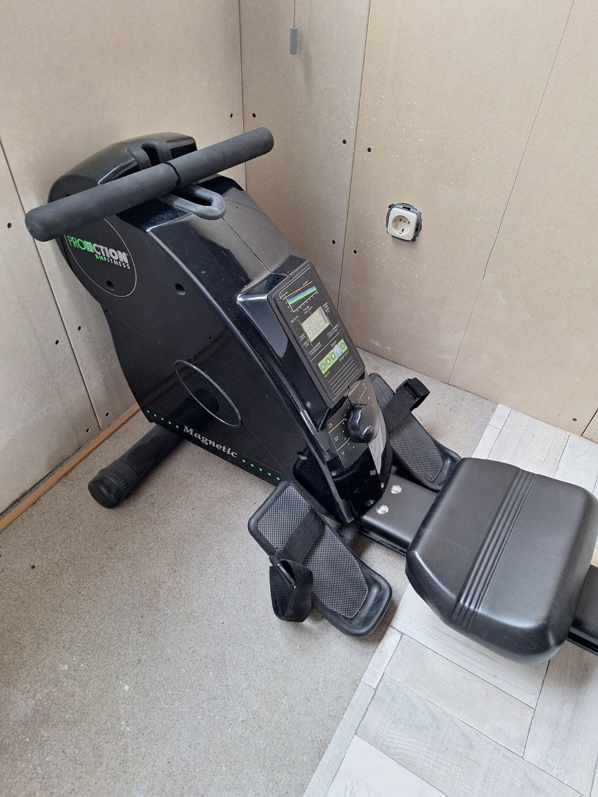 GRATIS roeiapparaat (let op: kraakt), Sport en Fitness, Ophalen, Gebruikt