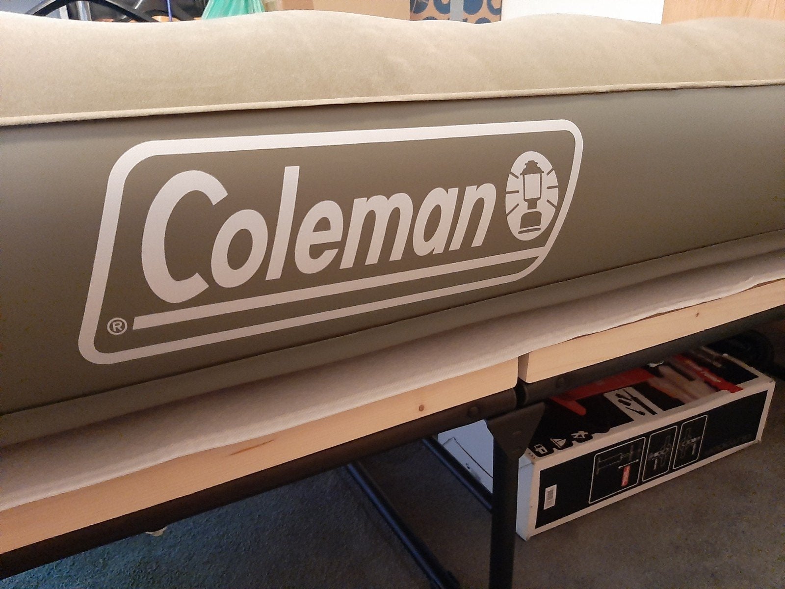 Coleman luchtbed met handpomp + een leuke nette slaapzak., Caravans en Kamperen, Luchtbedden, Ophalen, Zo goed als nieuw, 1-persoons