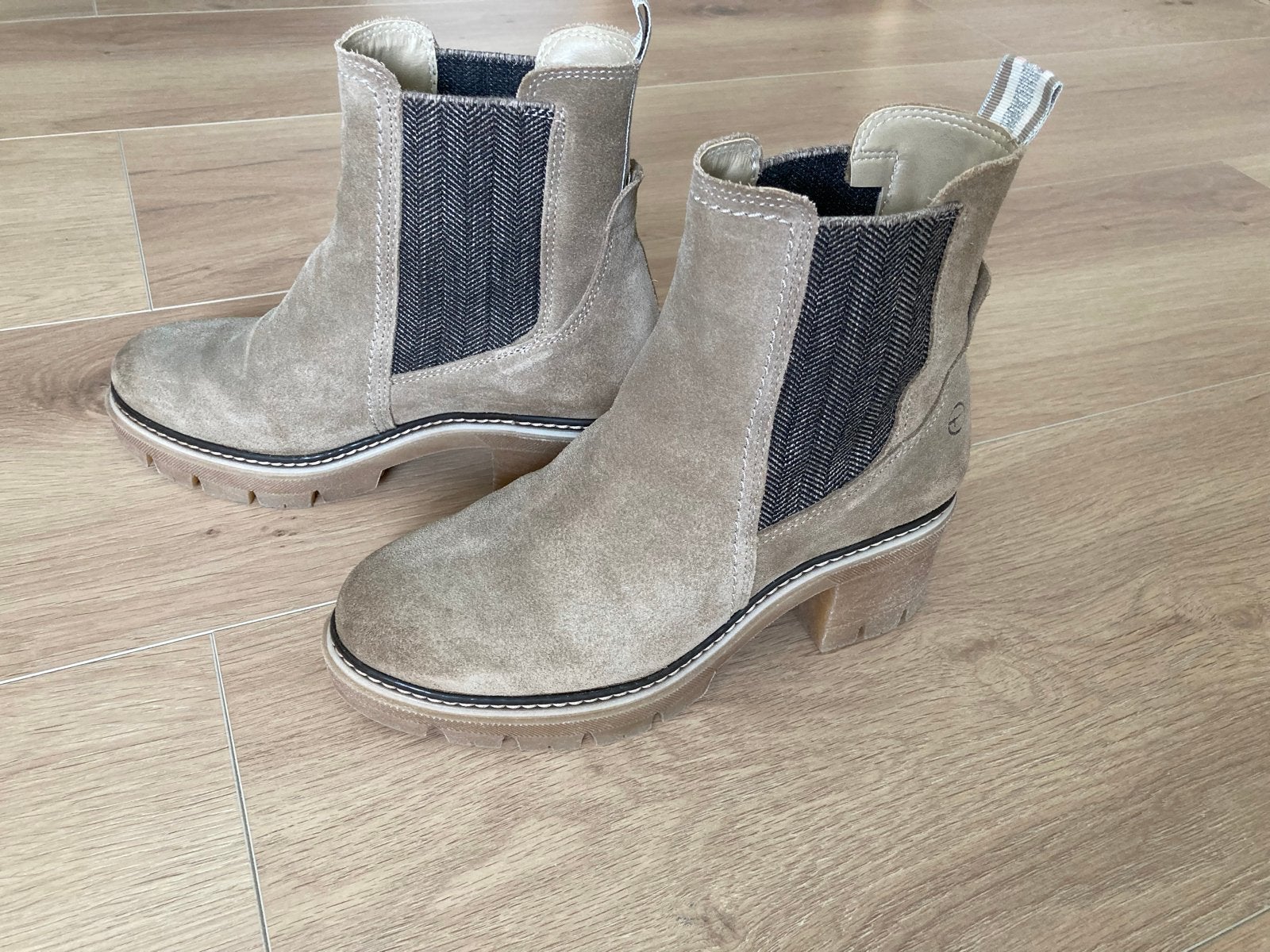 Tamaris enkellaarzen beige suède - Zo goed als nieuw, Kleding | Dames, Schoenen, Ophalen of Verzenden, Zo goed als nieuw, Beige