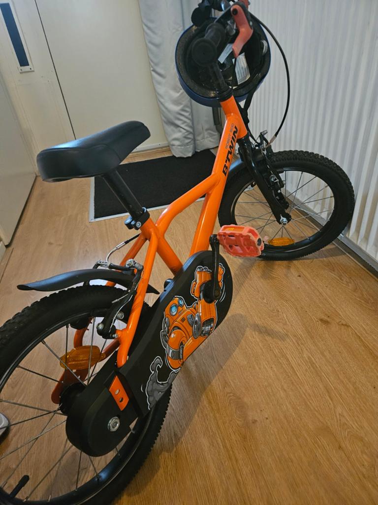 B'TWIN Kinderfiets Robot 500 (16 inch) incl. helm, Fietsen en Brommers, Ophalen, 16 tot 20 inch, Zo goed als nieuw, Terugtraprem