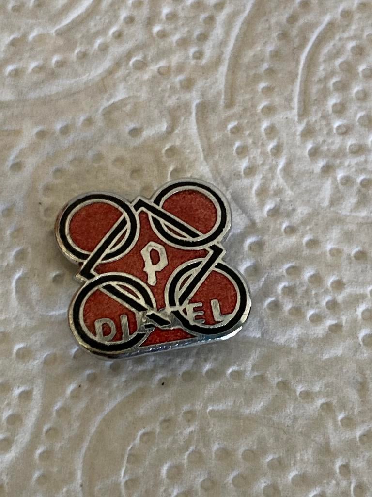Broche diesel, Sieraden, Tassen en Uiterlijk, Broches, Ophalen of Verzenden, Zo goed als nieuw, Overige materialen