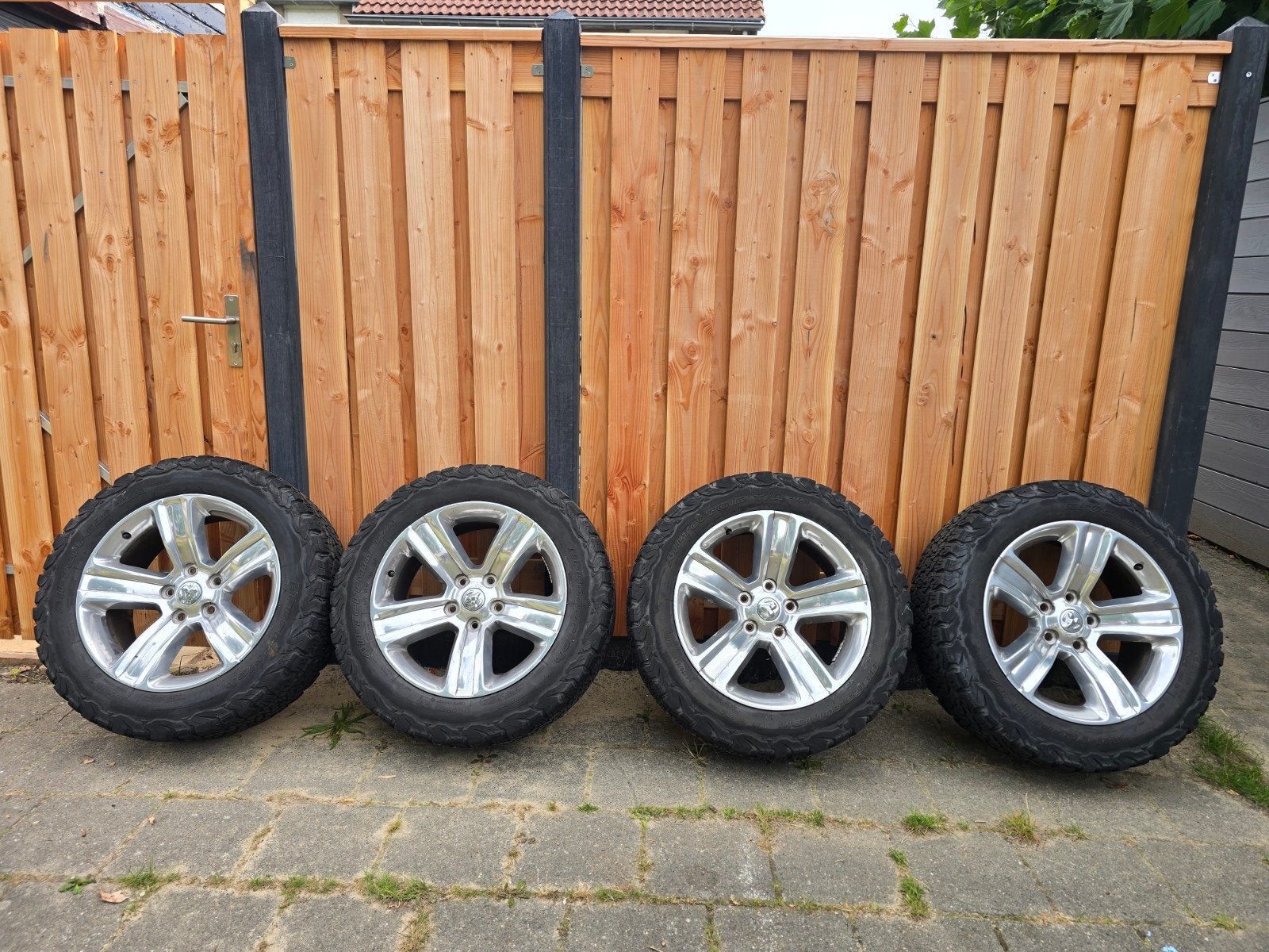 DODGE RAM velgen gen4 275 55 20 BFGOODRICH, Auto-onderdelen, Ophalen, Gebruikt, 275 mm, All Season