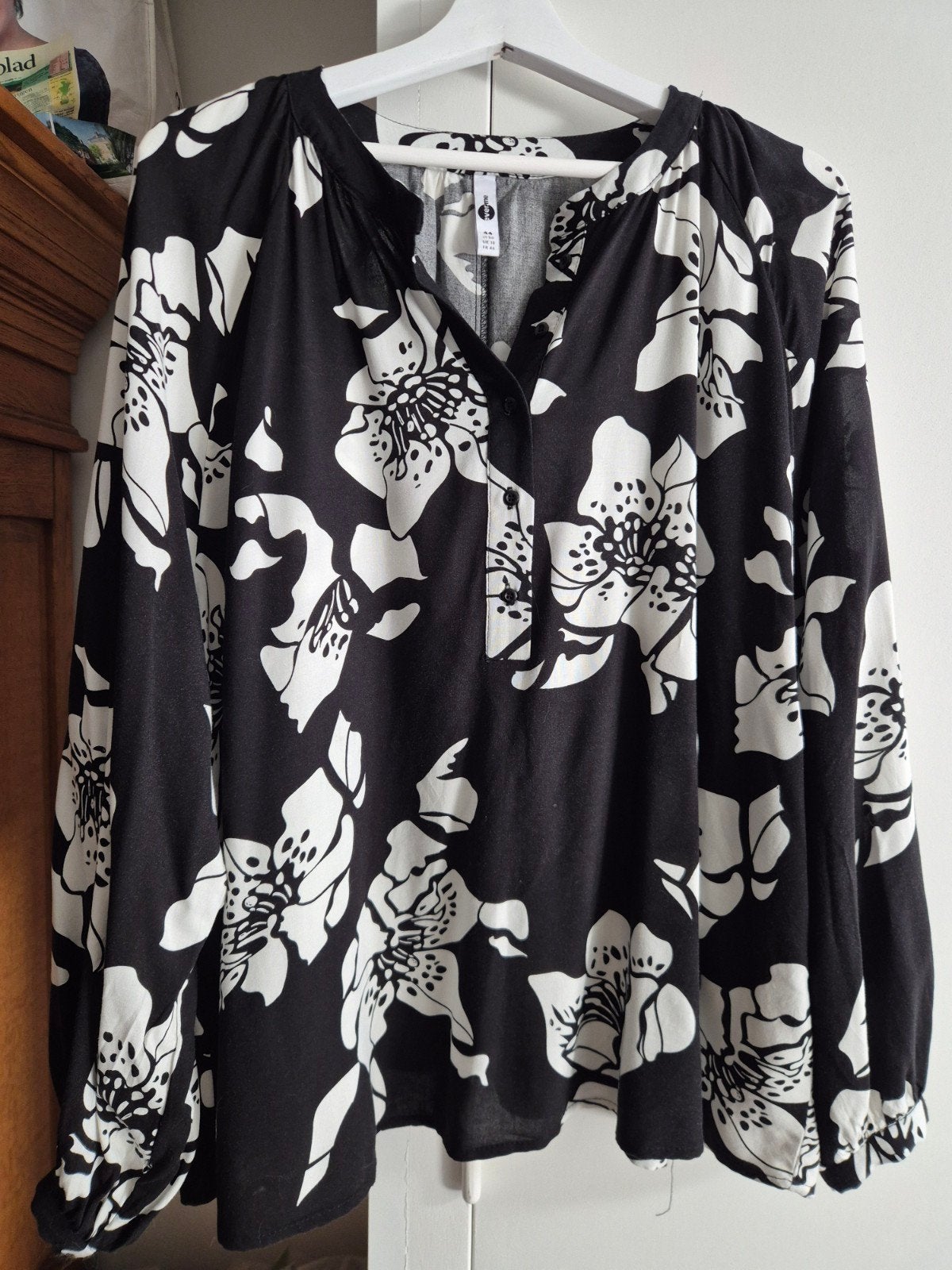Zwarte blouse met witte bloemenprint - Everme, Zwart, Maat 42/44 (L), Ophalen of Verzenden, Everme