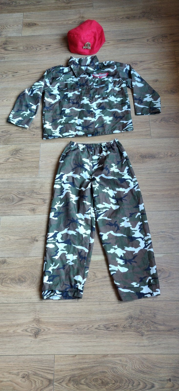 legerpak camouflagepak met rode baret mt 128 valt groot, Kinderen en Baby's, Carnavalskleding en Verkleedspullen, Ophalen, Gebruikt