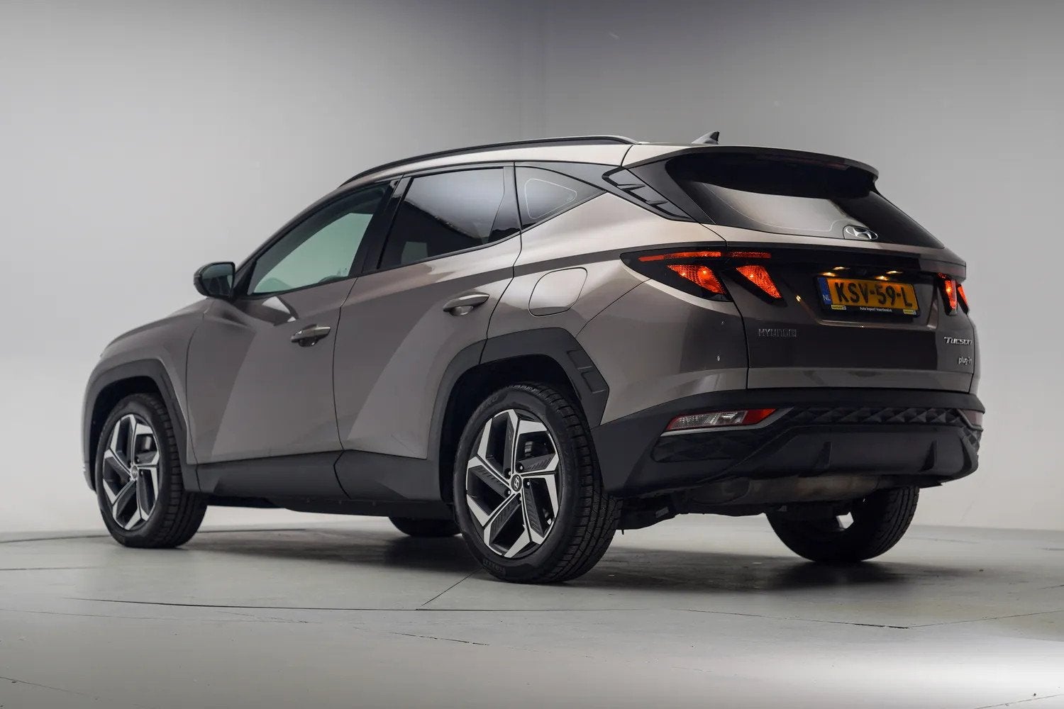 Hyundai Tucson 1.6 T-GDI PHEV 4WD Comfort Aut. [ LED Apple/A, 1350 kg, Gebruikt, 4 cilinders, Bruin