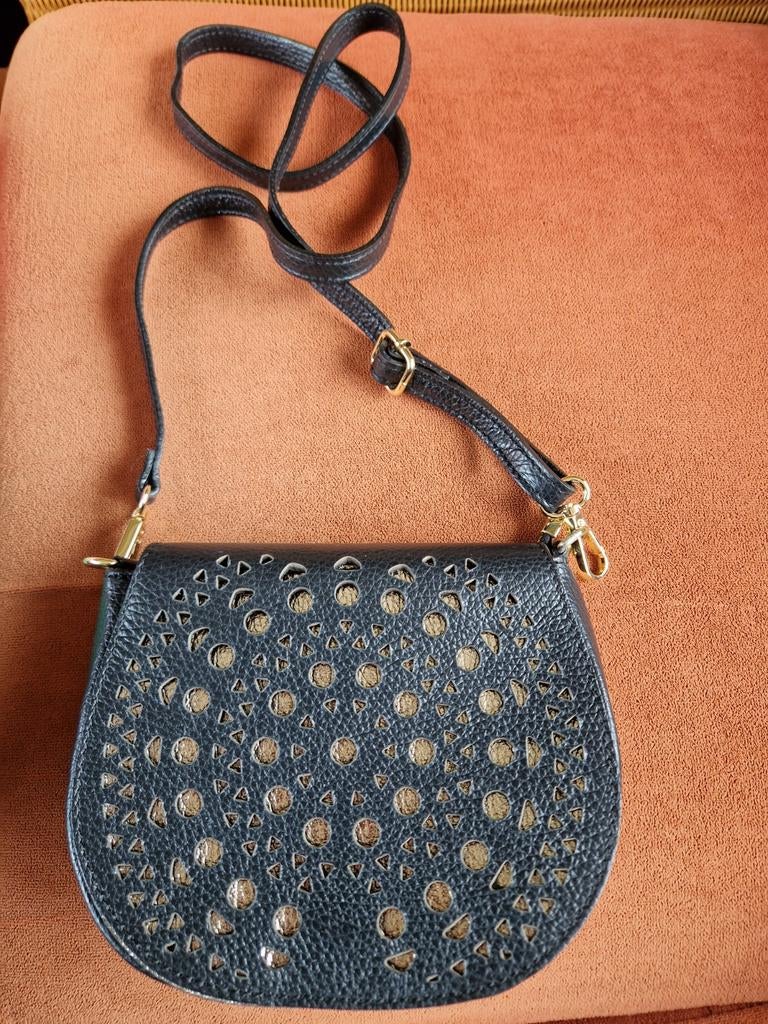 Zwart schoudertasje met lasergesneden patroon, Sieraden, Tassen en Uiterlijk, Ophalen of Verzenden, Gebruikt, Zwart, Schoudertasje