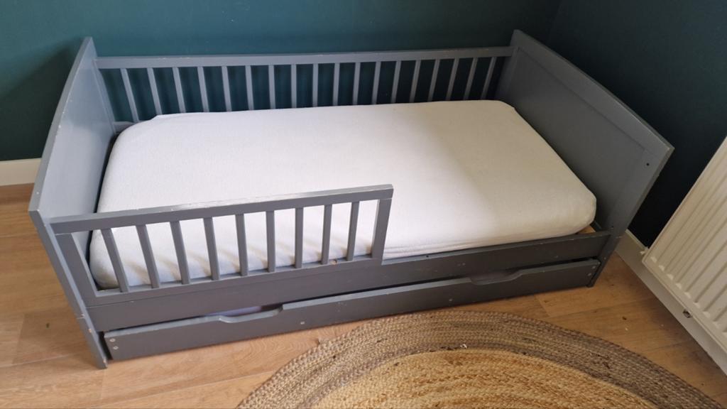 Petit Amelie peuterbed grijs, Kinderen en Baby's, Kinderkamer | Bedden, Ophalen, 140 tot 160 cm, 70 tot 85 cm