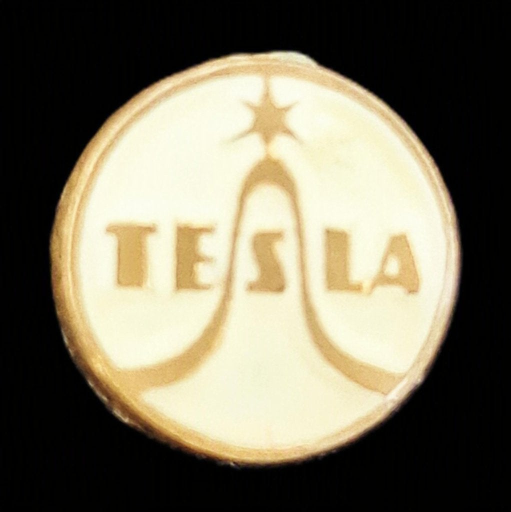 Tesla speld- cremekleur emaille, Verzamelen, Verzenden, Nieuw, Merk, Speldje of Pin