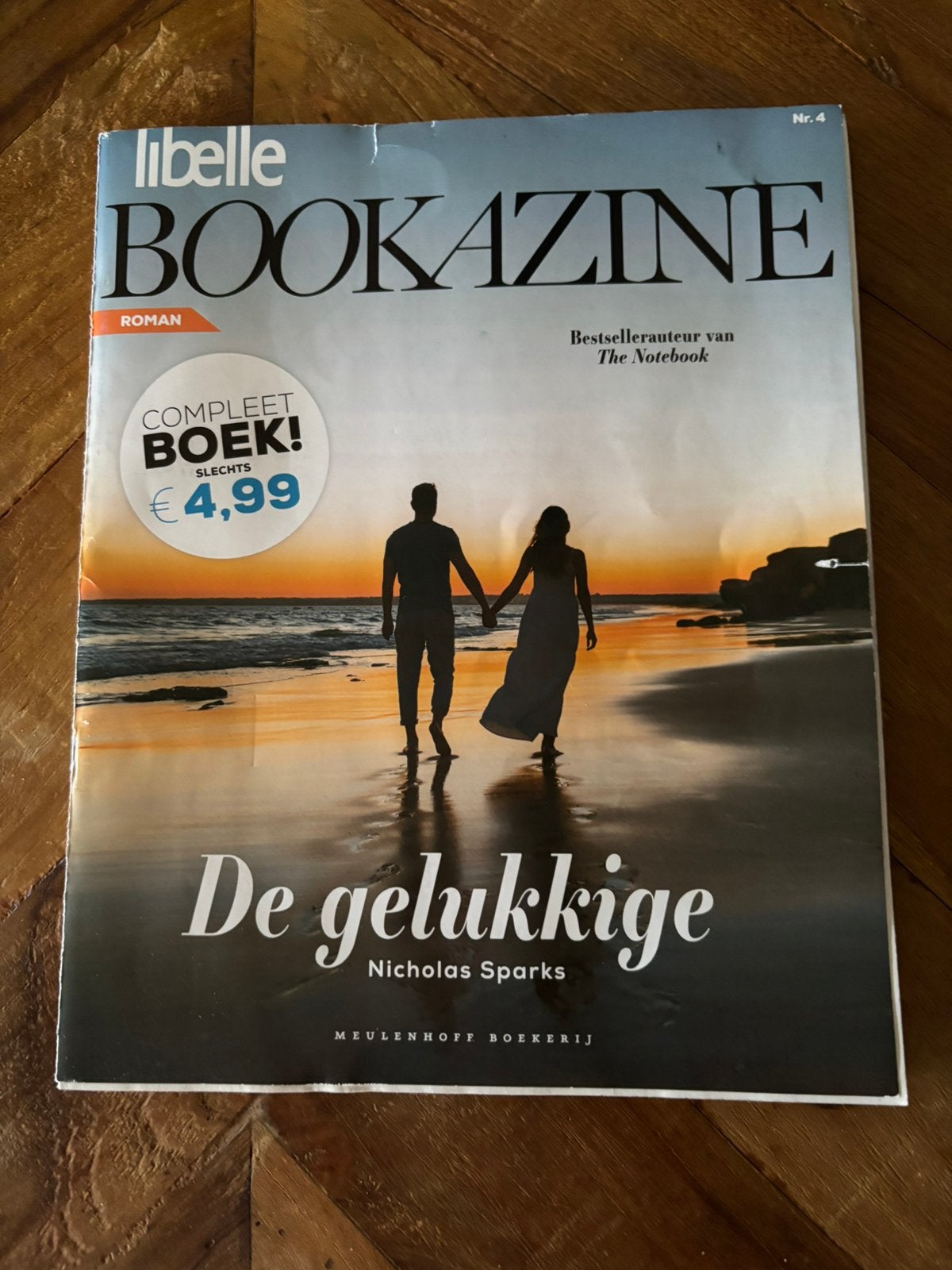 De Gelukkige - Nicholas Sparks (Bookazine), Boeken, Ophalen of Verzenden, Zo goed als nieuw, Nicholas Sparks