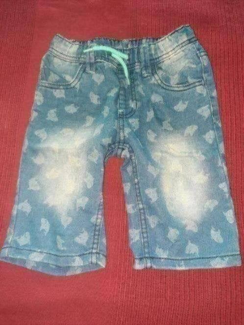 Korte spijkerbroek met vrolijke haaien maat 110, Ophalen of Verzenden, Zo goed als nieuw, Jongen, Broek